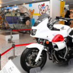 中央区から品川区に仮移転した警察博物館。展示されている白バイやヘリコプターに乗車体験できる=2026年4月24日午前10時4分、東京都品川区西五反田7丁目、西岡矩毅撮影