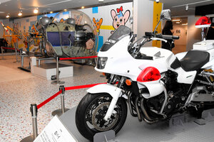 中央区から品川区に仮移転した警察博物館。展示されている白バイやヘリコプターに乗車体験できる=2026年4月24日午前10時4分、東京都品川区西五反田7丁目、西岡矩毅撮影