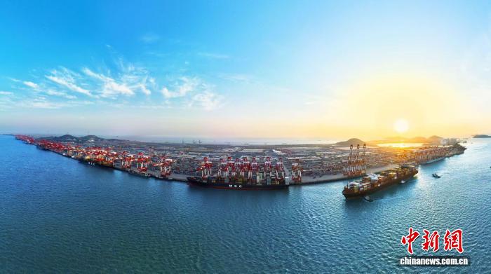 上海洋山深水港一、二、三期码头。(上港集团供图)