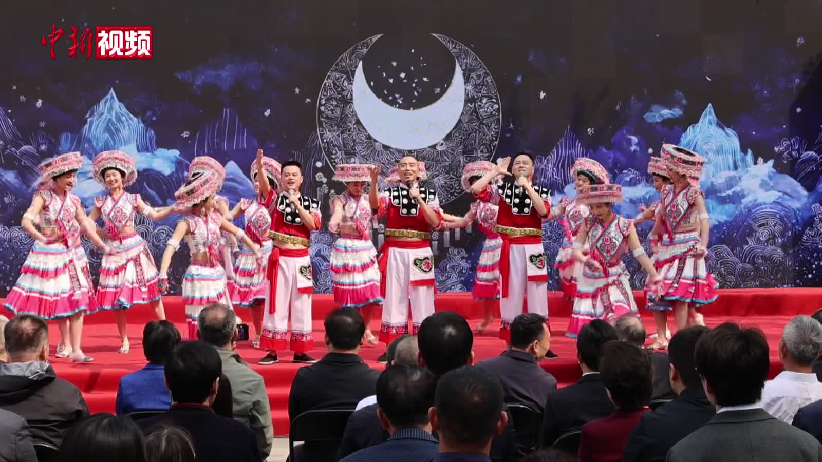 视频：渝琼联动展示民族团结画卷 “渝见石榴红”绽放北京来源：中国新闻网