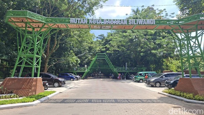 Ada sejumlah fasilitas yang ditambah. Salah satunya adalah gerbang masuk bertuliskan "Hutan Kota Babakan Siliwangi".