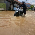 Banjir melanda kawasan Baleendah Kabupaten Bandung. (eko sutrisno/radar bandung)