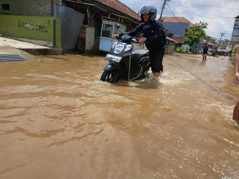 Banjir melanda kawasan Baleendah Kabupaten Bandung. (eko sutrisno/radar bandung)