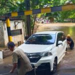 Foto: Banjir melanda Cinere, Depok, mengakibatkan satu mobil Daihatsu Xenia hampir hanyut karena nekat menerobo arus banjir. (dok. ist)