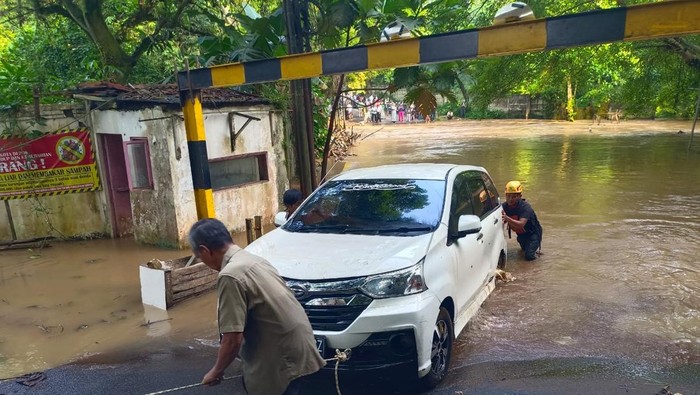 Foto: Banjir melanda Cinere, Depok, mengakibatkan satu mobil Daihatsu Xenia hampir hanyut karena nekat menerobo arus banjir. (dok. ist)