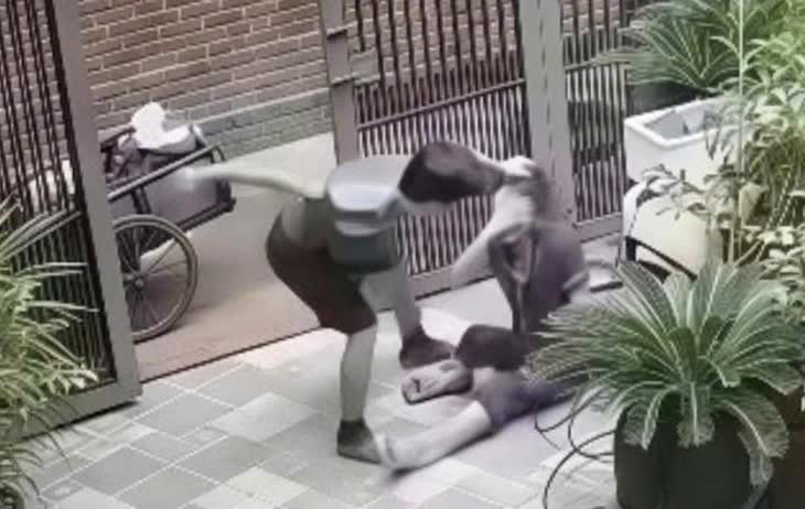 Clip ghi lại cảnh người chồng đánh vợ ngay ngoài cổng - Ảnh cắt từ clip