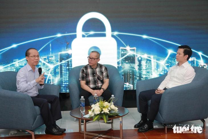 Nhà báo Lê Xuân Trung (bìa trái), Phó tổng biên tập báo Tuổi Trẻ, chia sẻ tại tọa đàm - Ảnh: CHÂU SA