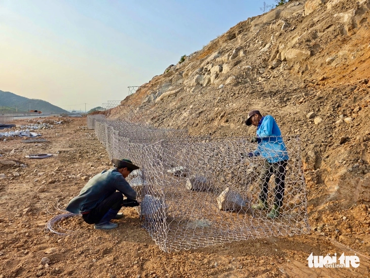 Investors of expressway projects through eastern Dak Lak commit to opening routes by the end of this month - Image 2.