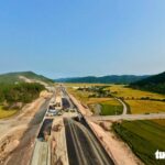 Cao tốc Chí Thạnh - Vân Phong đang chạy nước rút để phấn đấu thông xe kỹ thuật vào cuối tháng 4-2026 - Ảnh: MINH CHIẾN