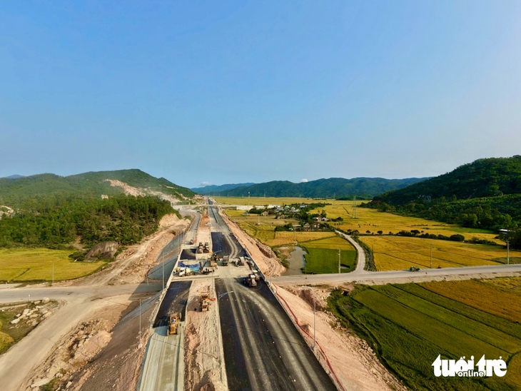 Cao tốc Chí Thạnh - Vân Phong đang chạy nước rút để phấn đấu thông xe kỹ thuật vào cuối tháng 4-2026 - Ảnh: MINH CHIẾN