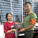 Em Ngọc đem túi xách có hơn 200 triệu đồng đến công an - Ảnh: Công an phường Long An