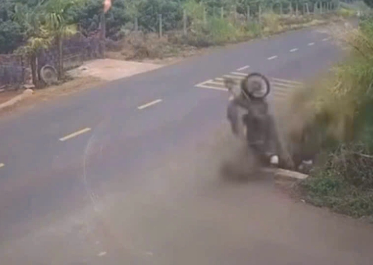 This morning, Dak Lak Police held a press conference about a traffic accident that killed a 12th-grade male student.