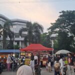 Ritual ngabuburit sambil War Takjil ternyata juga ada di kawasan Grand Depok City (GDC), Depok, Jawa Barat. Tepatnya di sebrang Kampus Jakarta Global University berubah jadi arena War Takjil. Rasanya seru juga melihat keramaian orang-orang. (Hans Wilhem/detikTravel)