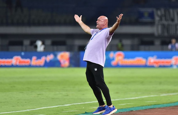 Bojan Hodak Emphasizes He Will Not Experiment by Benching Players in the Remaining Seven Matches