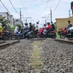 Pengendara melintas di Kawasan Bulak Kapal, Bekasi, Jumat (27/2/2026).