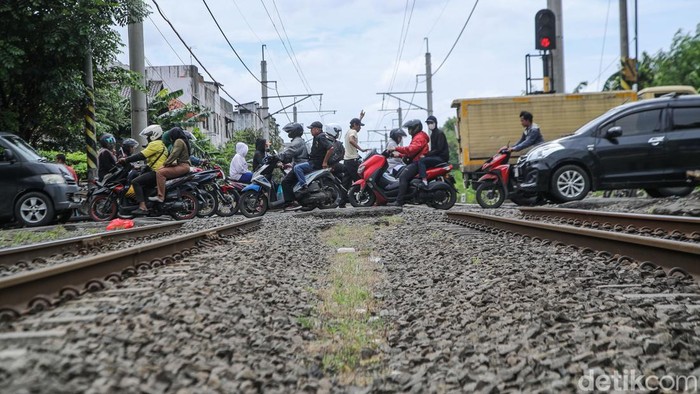 Pengendara melintas di Kawasan Bulak Kapal, Bekasi, Jumat (27/2/2026).