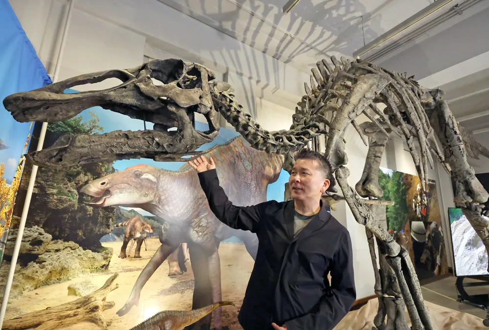 北海道大学総合博物館で新たに展示が始まったむかわ竜の全身骨格について説明する小林快次教授（浜本道夫撮影）