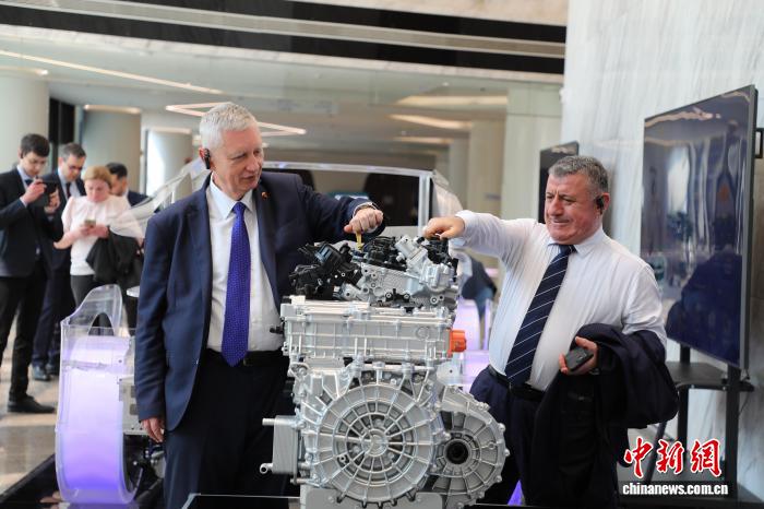 4月10日，中国—中东欧国家合作国家协调员代表团在重庆走访中国长安汽车集团，了解汽车混动专用发动机。梁钦卿 摄