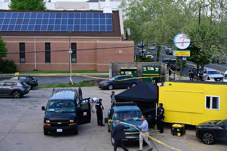 当地时间 2026年4月14日，美国华盛顿，警方在东北区肯尼尔沃思大道和海耶斯街附近处理一起枪击事件，事件造成一名男孩死亡，另一名男孩重伤。警方表示，可能有两名枪手接近受害者并开枪，受害者年龄可能在12至13岁之间。