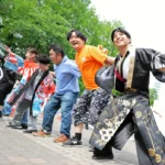 昨年のワオドリスクエアで一緒に踊るヨサコイチームの踊り手と飛び入り参加した市民ら