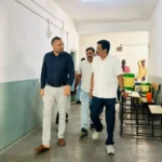 जनगणना प्रशिक्षण केंद्र का निरीक्षण करते आयुक्त