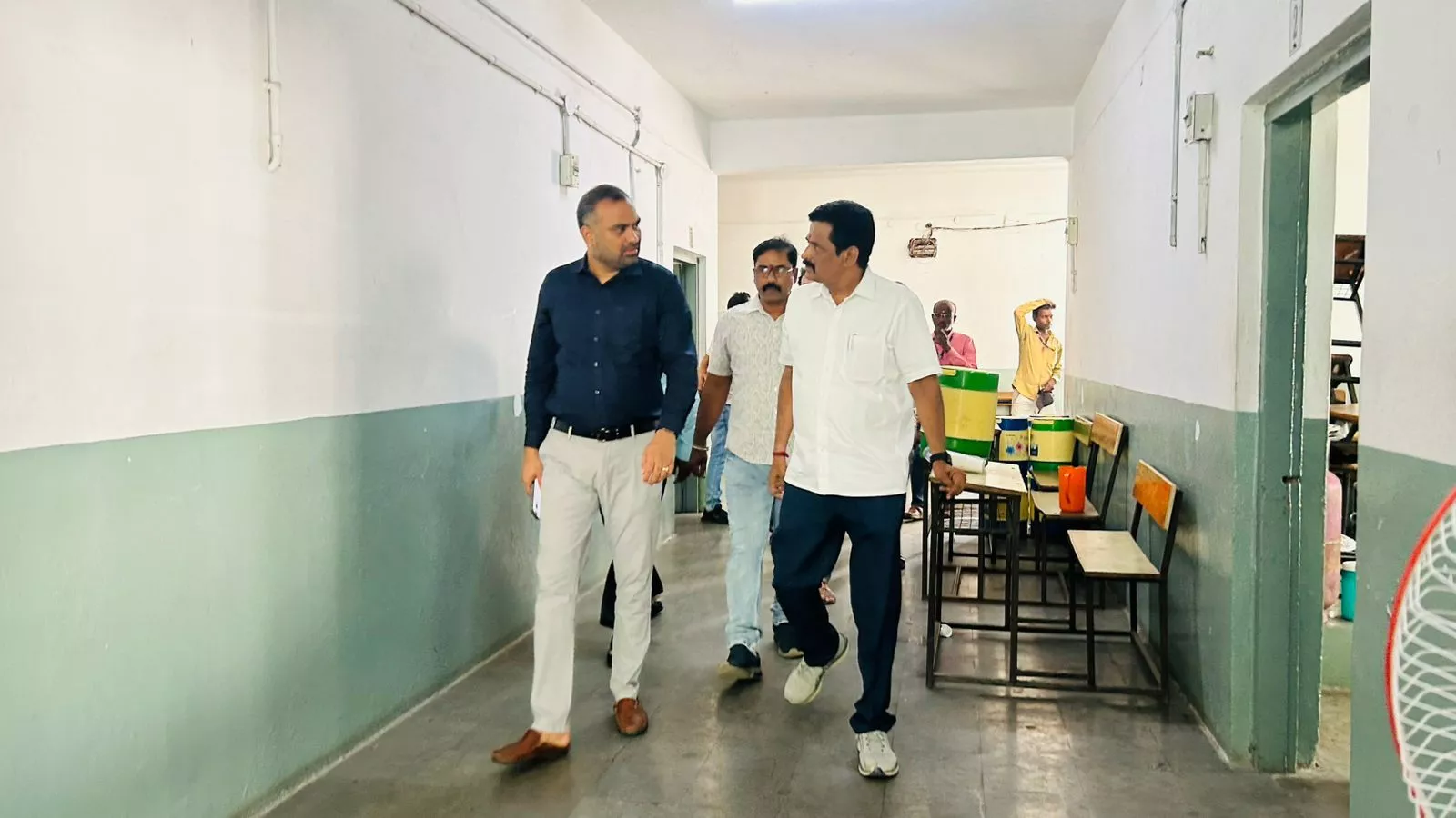 जनगणना प्रशिक्षण केंद्र का निरीक्षण करते आयुक्त