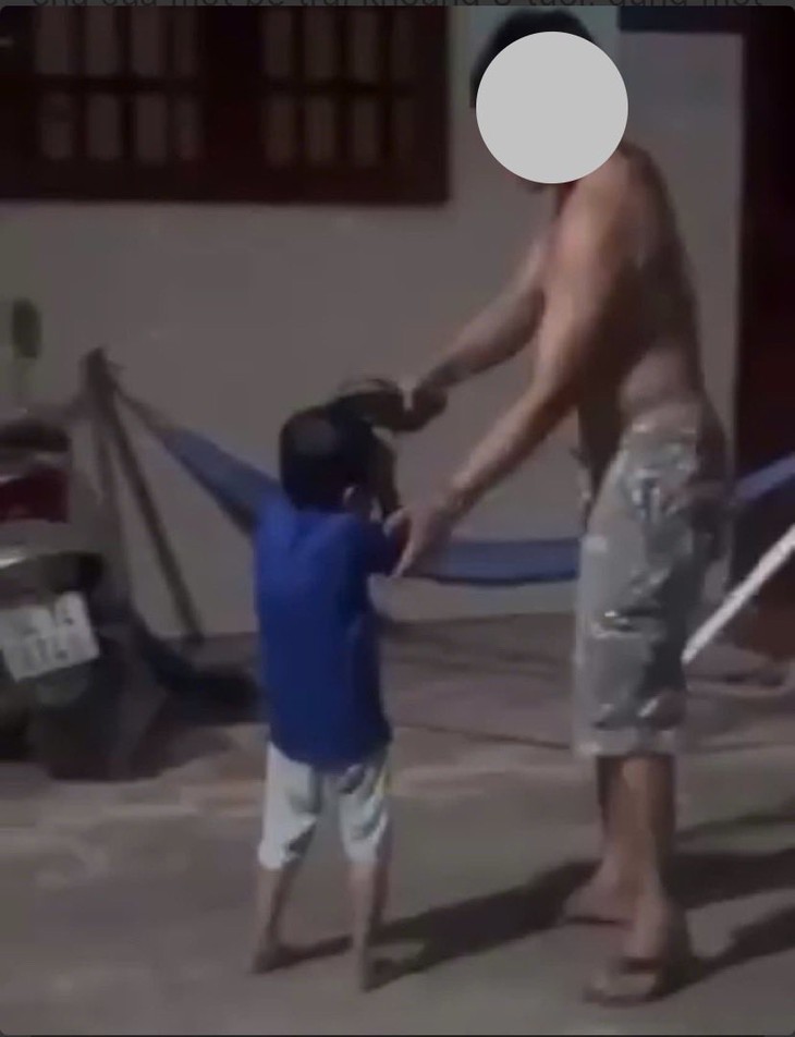 Hình ảnh cha bạo lực con trai ở phường Phú An - Ảnh: C.A.