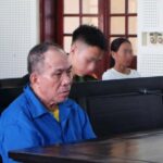 Bị cáo Lê Thanh Trường sức khỏe yếu, được Hội đồng xét xử cho phép ngồi trong quá trình diễn ra phiên tòa (Ảnh: Vĩnh Khang).