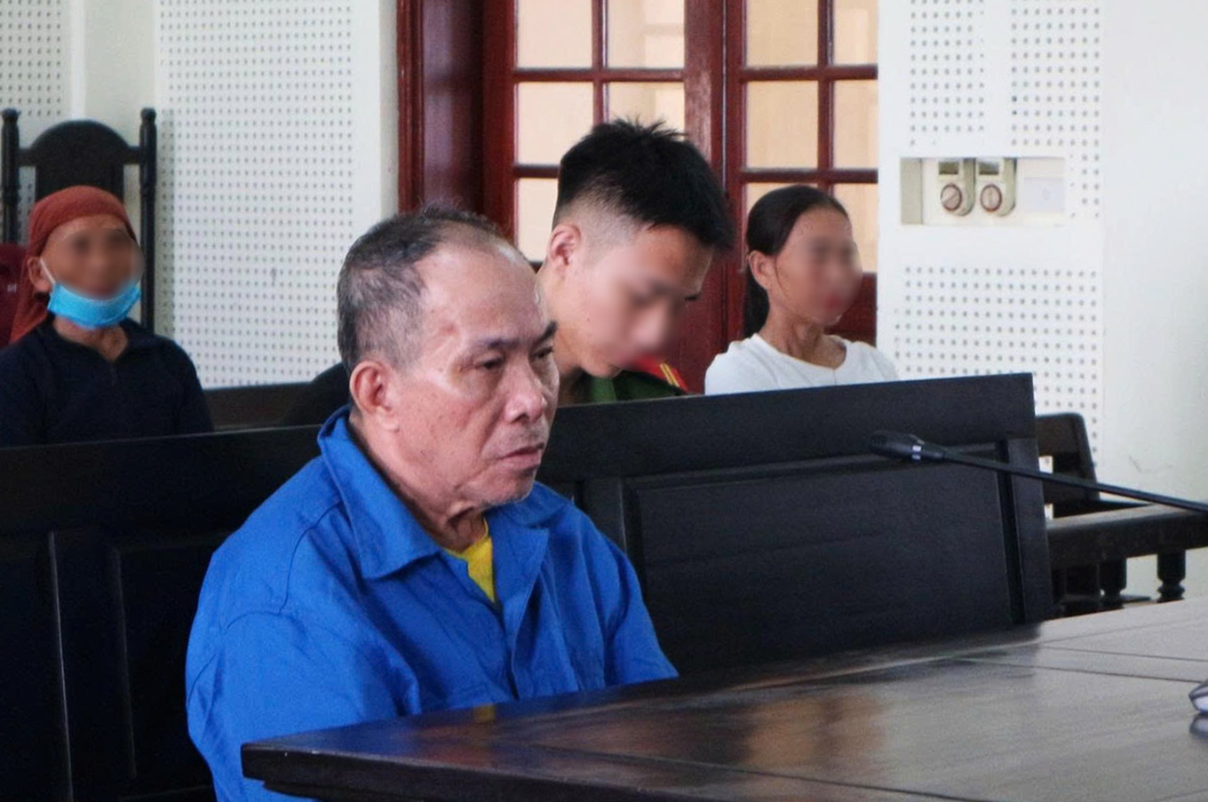Bị cáo Lê Thanh Trường sức khỏe yếu, được Hội đồng xét xử cho phép ngồi trong quá trình diễn ra phiên tòa (Ảnh: Vĩnh Khang).