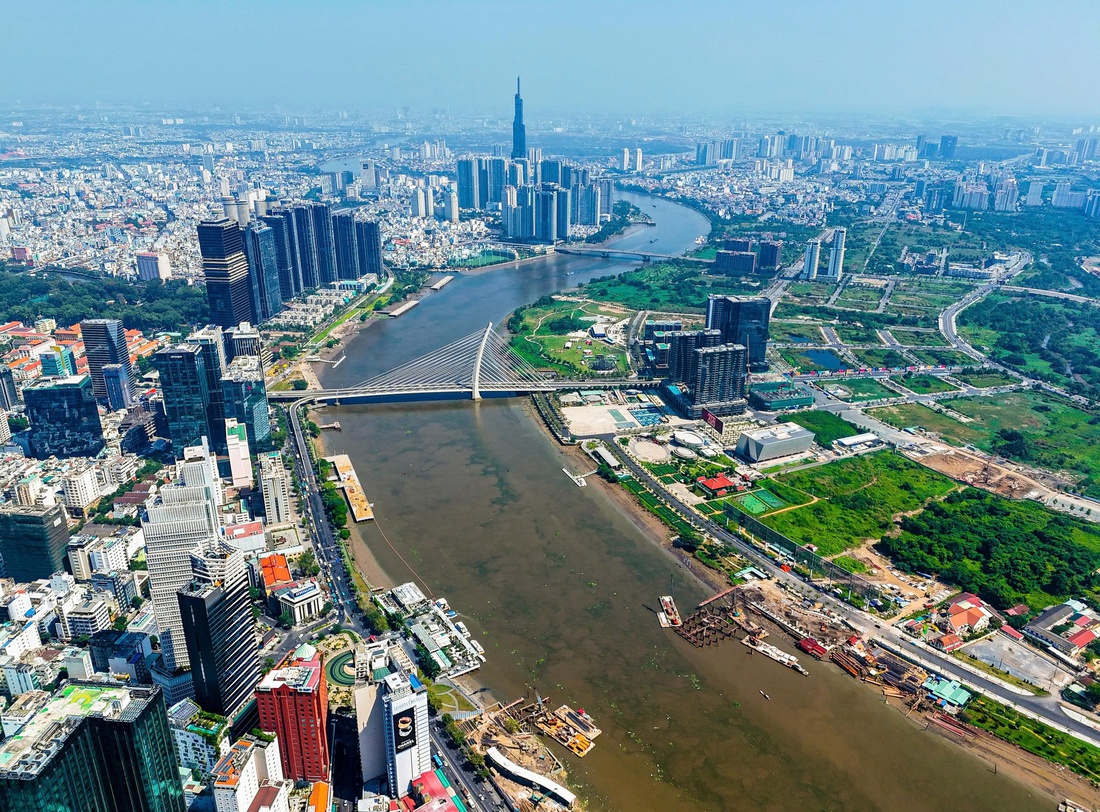 Hệ thống metro, trung tâm hành chính, các tuyến cầu đường lớn, những công trình văn hóa, phúc lợi... được xây dựng sẽ mở rộng không gian hiện đại, đưa TP.HCM vươn tầm - Ảnh: CHÂU TUẤN