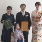 卒業式の後 家族4人で記念写真