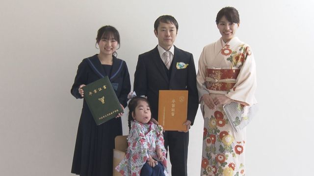 卒業式の後 家族4人で記念写真