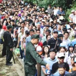 Dòng người hướng về núi Nghĩa Lĩnh để dâng hương tưởng nhớ các Vua Hùng sáng 25-4 - Ảnh: Công an tỉnh Phú Thọ