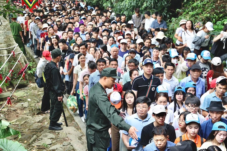 Dòng người hướng về núi Nghĩa Lĩnh để dâng hương tưởng nhớ các Vua Hùng sáng 25-4 - Ảnh: Công an tỉnh Phú Thọ