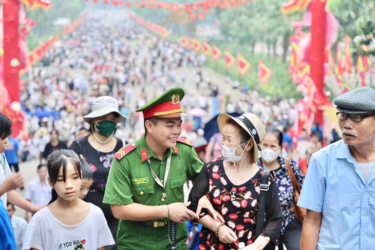 People flock to the Hung Temple before the Ancestors' Death Anniversary - Image 4.