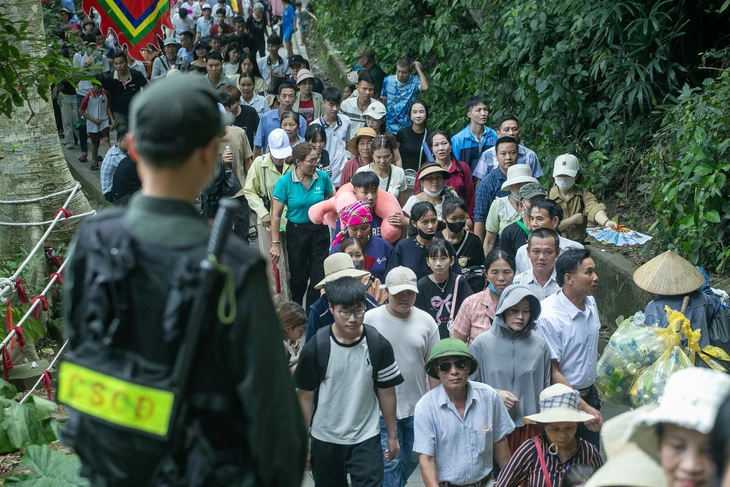 People flock to the Hung Temple before the Ancestors' Death Anniversary - Image 5.