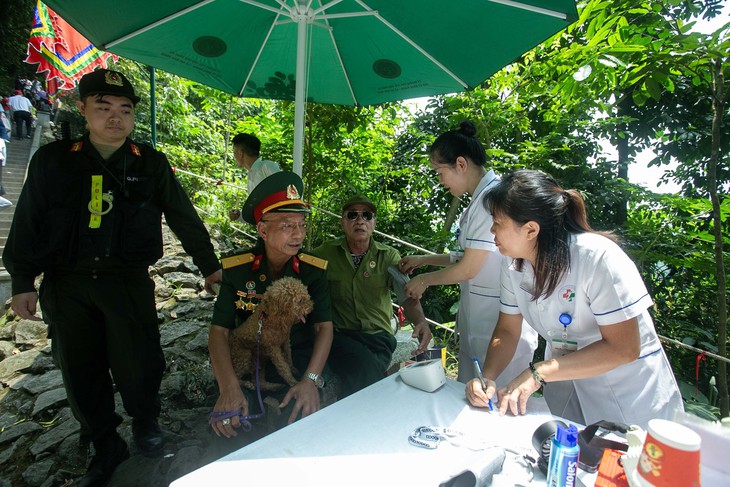People flock to the Hung Temple before the Ancestors' Death Anniversary - Image 7.
