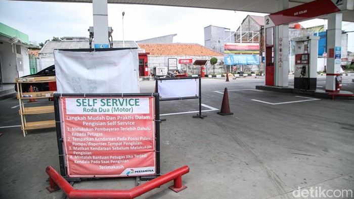 The condition of the gas station on Jalan Ir. H. Juanda in Bekasi City. The station remains non-operational after being suspected of selling fuel mixed with water. The suspicion arose after several vehicles broke down shortly after refueling at the location.