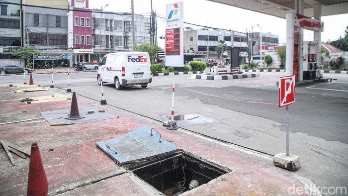 The condition of the gas station on Jalan Ir. H. Juanda in Bekasi City. The station remains non-operational after being suspected of selling fuel mixed with water. The suspicion arose after several vehicles broke down shortly after refueling at the location.