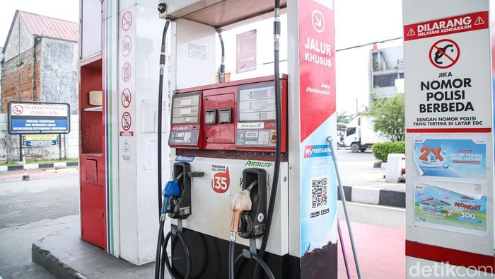 The condition of the gas station on Jalan Ir. H. Juanda in Bekasi City. The station remains non-operational after being suspected of selling fuel mixed with water. The suspicion arose after several vehicles broke down shortly after refueling at the location.