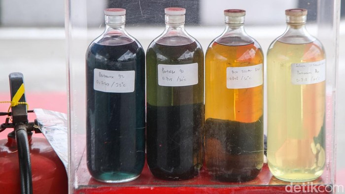 The condition of the gas station on Jalan Ir. H. Juanda in Bekasi City. The station remains non-operational after being suspected of selling fuel mixed with water. The suspicion arose after several vehicles broke down shortly after refueling at the location.