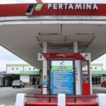 Begini kondisi SPBU di Jalan Ir. H. Juanda, Kota Bekasi, Senin (2/3/2026). Hingga saat ini SPBU masih belum beroperasi setelah diduga menjual bahan bakar minyak yang tercampur air. Dugaan itu mencuat usai sejumlah kendaraan mogok tak lama setelah mengisi BBM di lokasi tersebut.