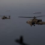 المروحيات الأمريكية تحلق فوق مضيق هرمز مع تمديد الهدنة (الفرنسية)