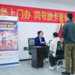 图为市民办理借记卡“同号升级”三代社保卡业务。重庆人社供图