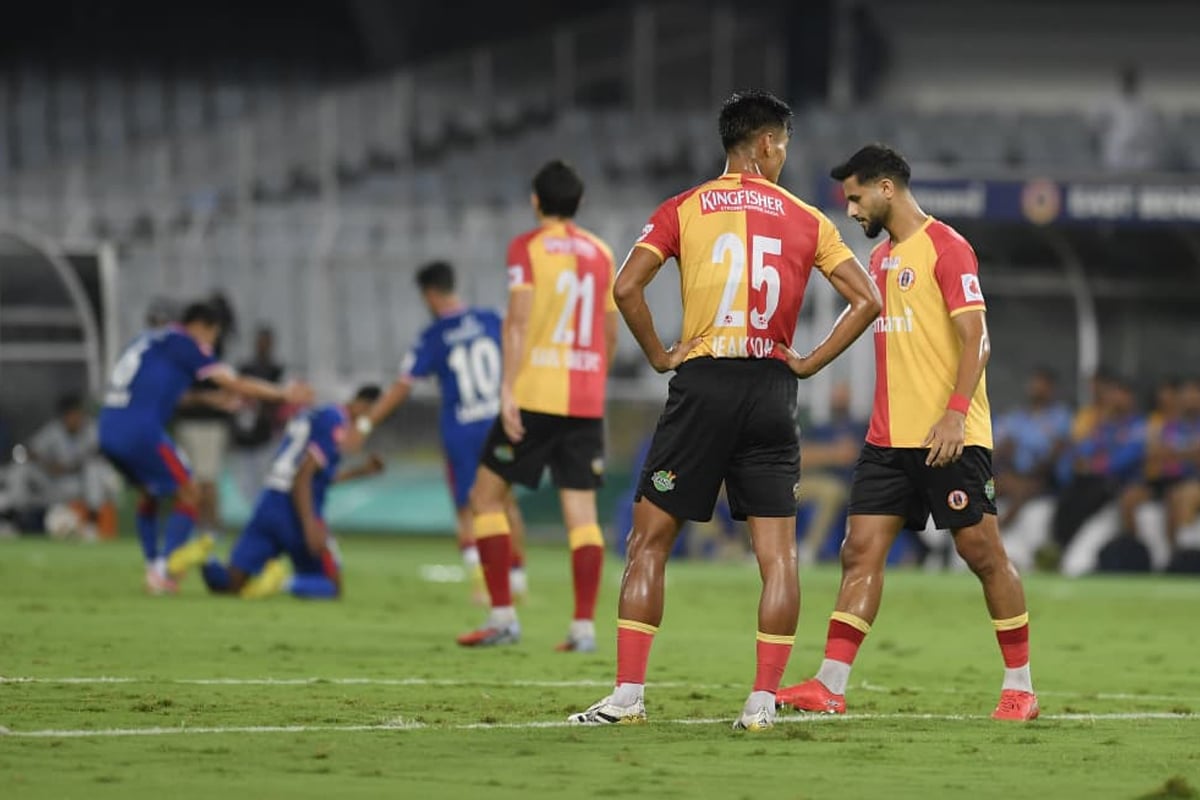 অহেতুক মাথা গরম করে সেই আশায় জল ঢেলে দিলেন অস্কার ব্রুজোর ছাত্ররা। নিজস্ব চিত্র।