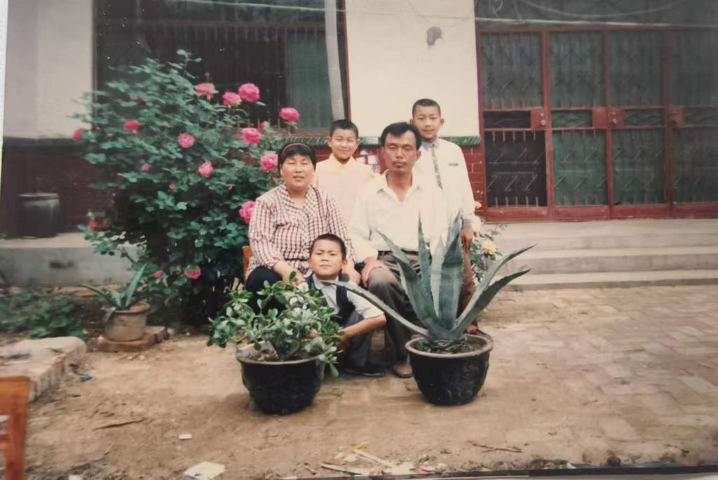 Liu Xingzhao as a child (back row, far right) with his parents and siblings.