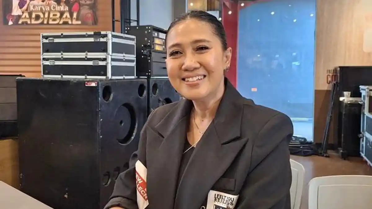 Wanita yang kini berusia 47 tahun belum melepas status lajangnya. Ia masih betah menjalani hidup tanpa pasangan hidup meski usianya terus bertambah.