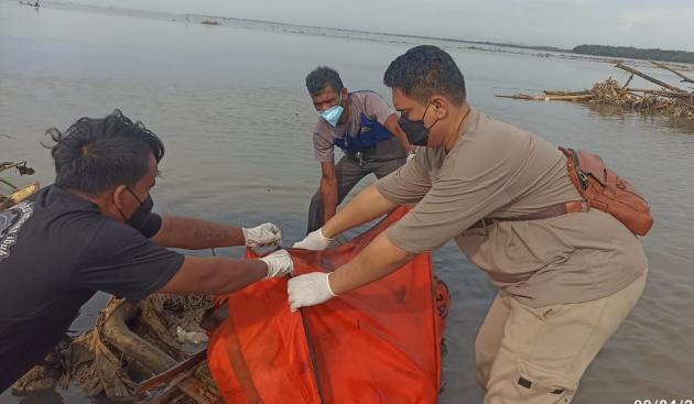 Leiche eines Schülers mit zahlreichen Verletzungen in Mündung des Kaliadem-Flusses gefunden