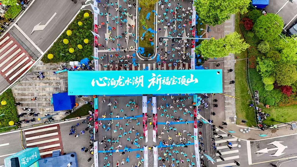 The 2026 Chongqing Dazu Longshui Lake Half Marathon kicks off passionately.