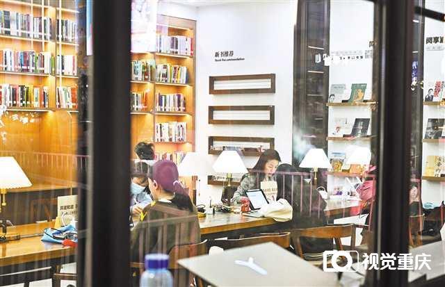 4月22日，两江新区龙湖公园天街城市书房，市民在此汲取知识。首席记者 龙帆 摄/视觉重庆